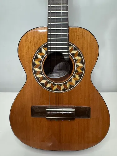 Cavaquinho todo em cedro excelente sonoridade e timbre