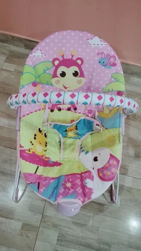Cadeira infantil vibratória.