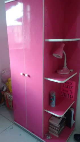 Guarda-roupa rosa em ótimo estado