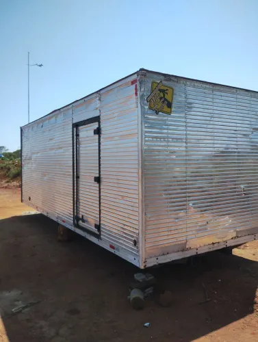 Vendo baú 7 m por 2,40 porta lateral e traseira