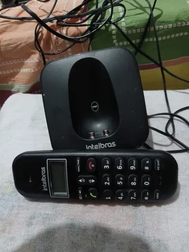 Desapego de um paletó adulto e um telefone sem fio.