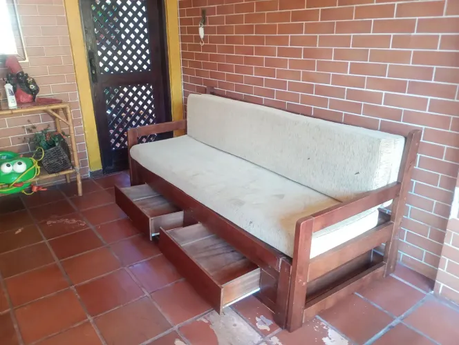 Vende-se sofá cama todo de madeira 