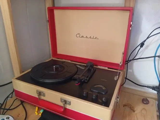 Vitrola Portátil Maleta Retrô "Classic" - Vermelha e Bege | Toca Discos de Vinil