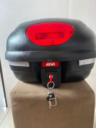 Baú Givi e suporte do Baú 33 litros.