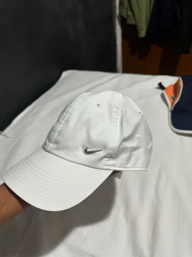 Boné nike branco logo metálico 