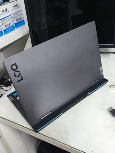 Notebook Lenovo LOQ 2050 + 2 controles PS4