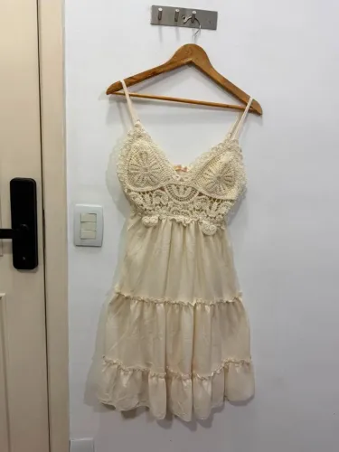 Vestido de renda estilo praiano offwhite