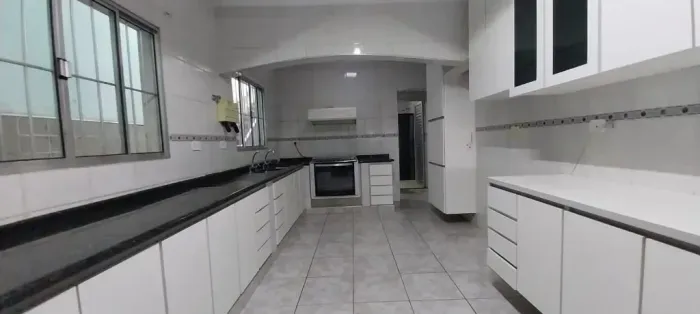 Sobrado para alugar Jd Calux 300m2 area util, 2 quartos, cozinha planejada, 2 vagas, espaç