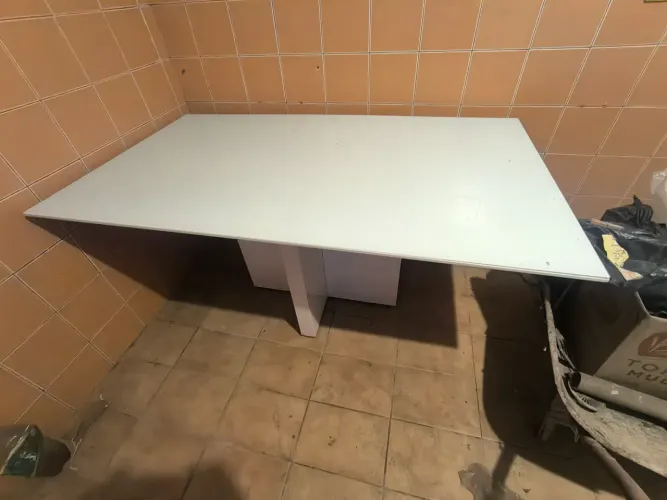 Mesa de madeira com tampo de vidro