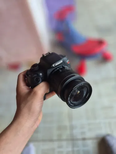 Canon Eos T5 + lente do kit 18-55 + acessórios (carregador, bolsa, cartão de memória)