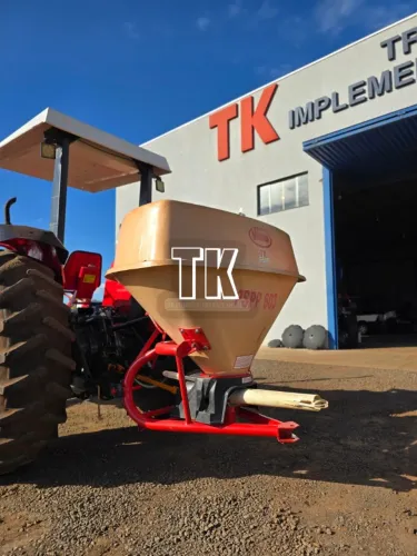 cod. 1493 SEMEADEIRA / DISTRIBUIDOR PENDULAR VICON 600 KG - Tk Tratores Nova Andradina-MS