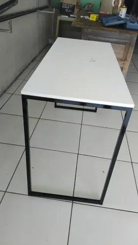 Mesa na cor branco e preto