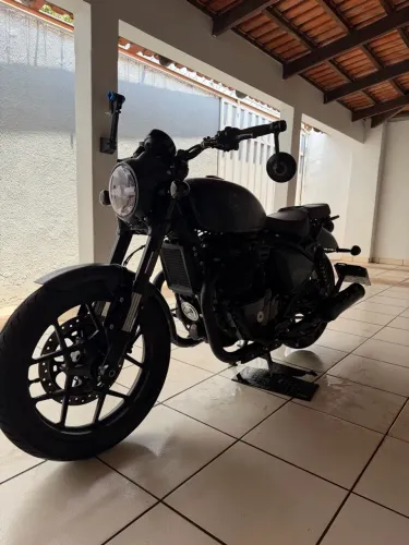 Royal Enfield Shotgun 650cc 750km e 7k em acessórios