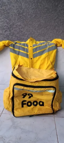 Bag e jaqueta 99food e um capacete 