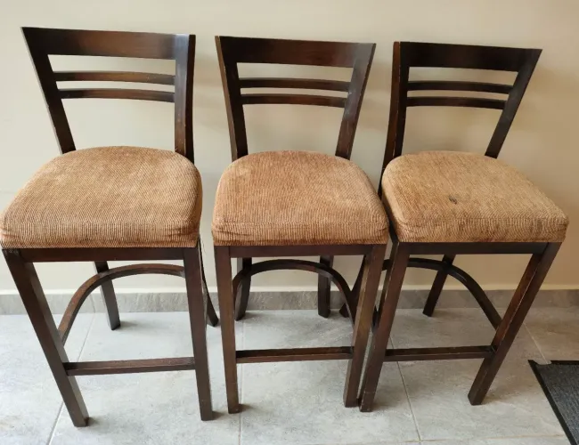 ? Banquetas Altas em Madeira Maciça de Embuia - Conjunto com 3 Unidades
