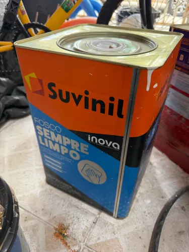 vendo uma lata de tinta suvinil da cor cromo nova é uma tinta prêmio lavável