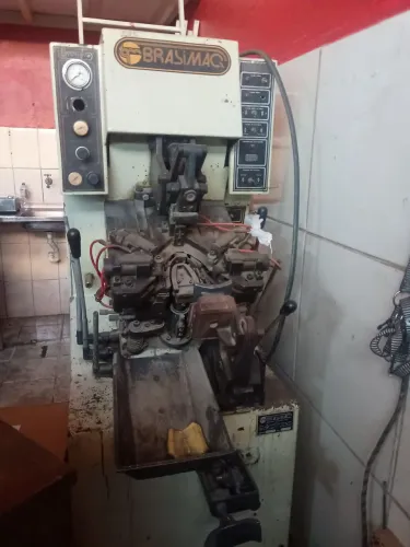 Máquina montar bico 