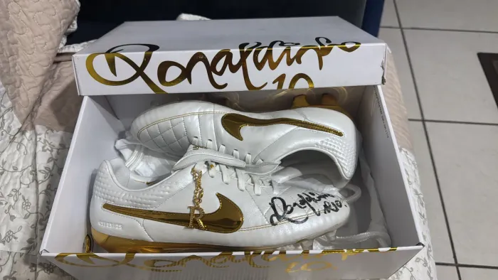 CHUTEIRA AUTOGRAFADA RONALDINHO GAÚCHO 