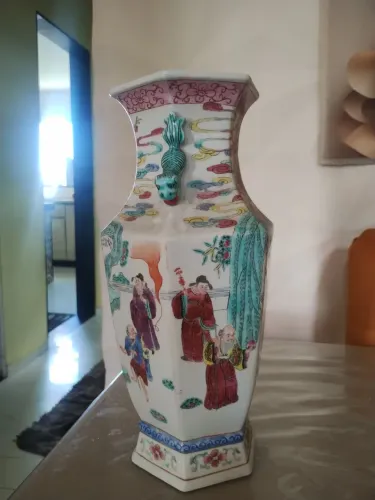 Vendo um lindo vaso chinês , sem marca de uso perfeito ?