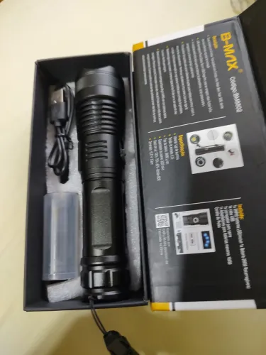 Vendo lanterna P50 LED Nova na caixa B_MAX