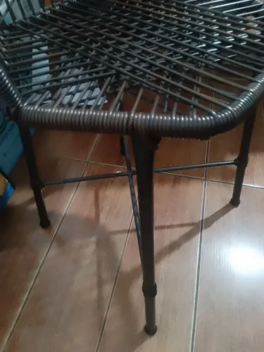 cadeira de vime e 3 pufs