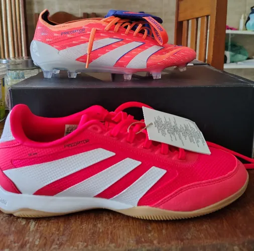 Duas chuteiras Adidas na caixa 