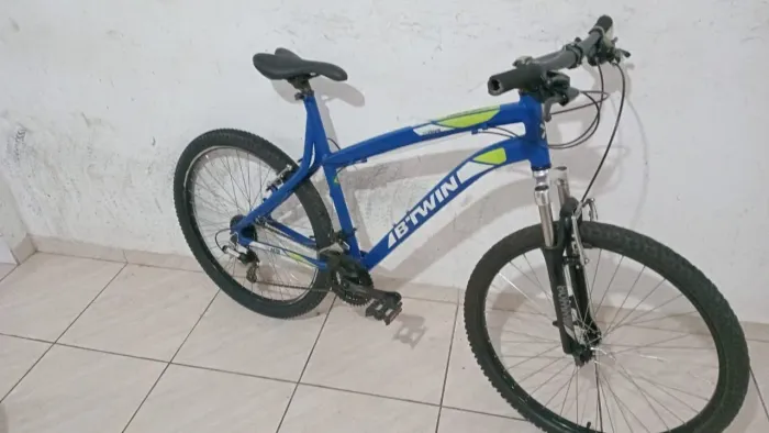 Bicicleta em alumínio aro 26 impecável posso levar com taxa