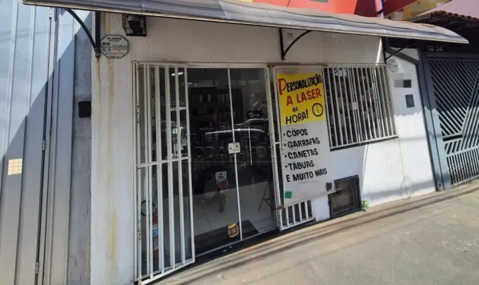 Sala comercial na rua Treze de Maio próximo à avenida Duque de Caxias