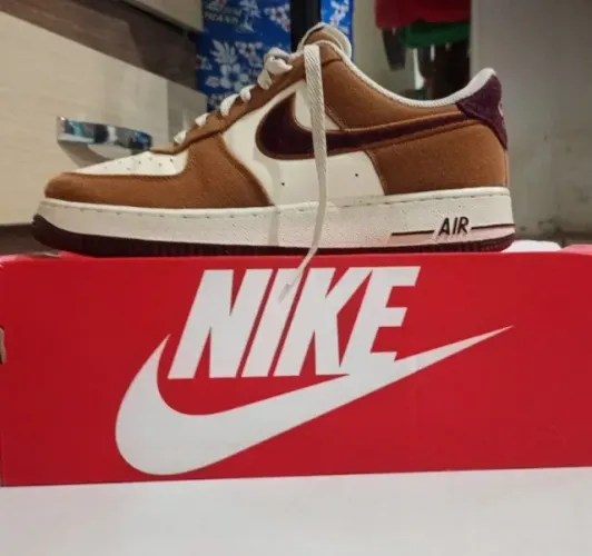 Tênis Air Force 1 Low "British Tan Burgundy Brush".