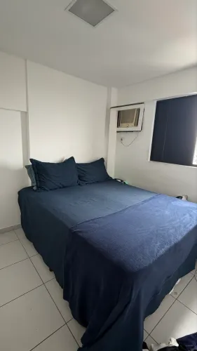 Cama queen colchão manchado . Mais a espuma está em ótima condições .