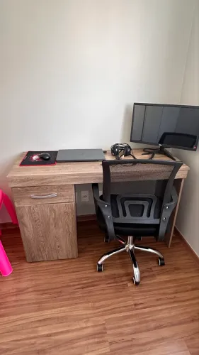 Vendo mesa e cadeira de escritório
