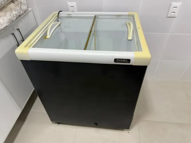 Freezer Horizontal Esmaltec Tampo de Vidro Curvo / Cego (Modelo Compacto)