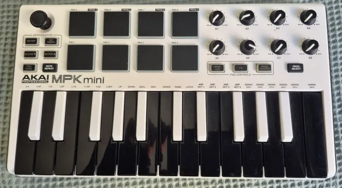 Akai MPK Mini MK2 - Teclado Controlador Midi - Branco - 25 teclas