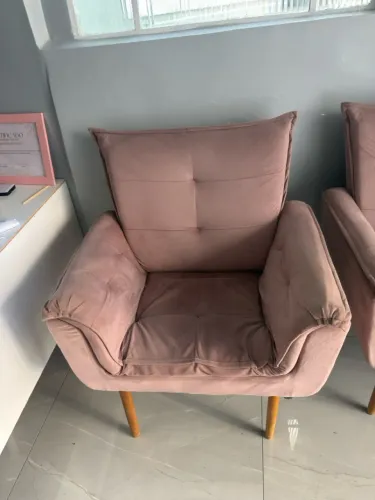 Duas poltronas, sem marcas de uso