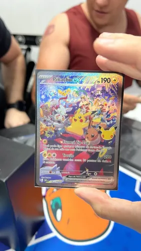 Carta Pikachu a noite