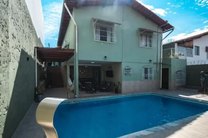 Casa com 04 quartos, 05 banheiros e 03 vagas livres - São João Batista