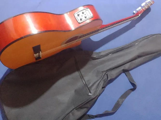 Violão Elétrico Giannini com Afinador e entrada para amplificador. (Semi novo pouco usado)