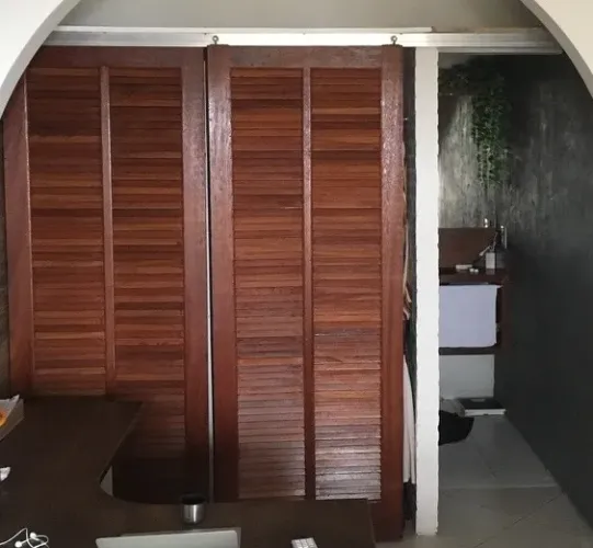 2 Folhas de Porta Veneziana de Madeira incl. trilho