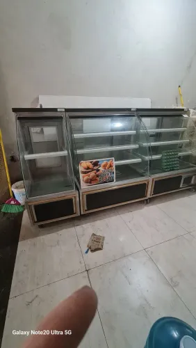Vende-se 3 vitrine para padaria, por preço de uma RS 6.500, 1vitr refrig mas inf ent,conta