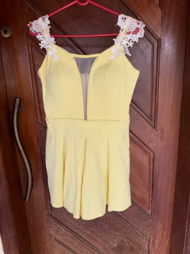 Vestido curto amarelo pastel - renda e alças bordadas