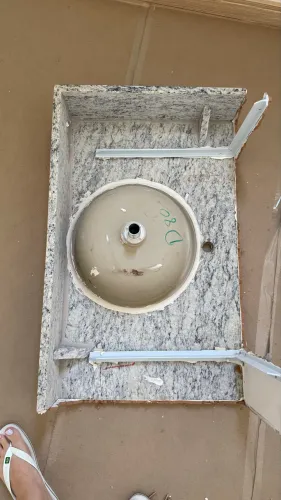 Bancadas de granito com cubas Deca instaladas - Novas - 80 x 50 cm (2 unidades)