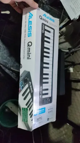 Teclado Controlador MIDI Alesis QMini