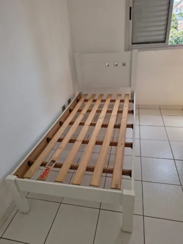 Cama de solteiro branca semi-nova
