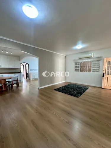 Casa Térrea no Jardim Portugal - 265m² - Quintal Amplo com Churrasqueira