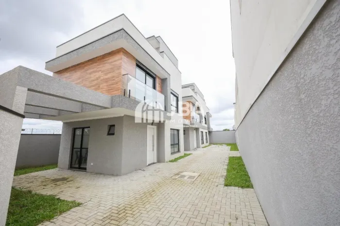 SOBRADOS TRIPLEX COM TERRAÇO PRIVATIVO