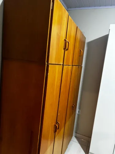 Guarda roupa de madeira