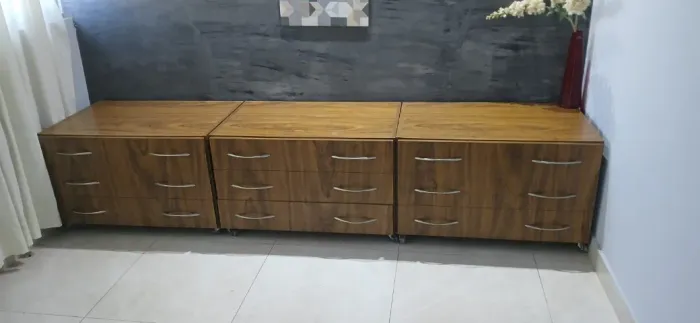 comoda 3 gavetas com rodinhas e deslizamento das gavetas 