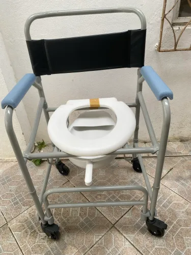 Cadeira para banho com roldanas