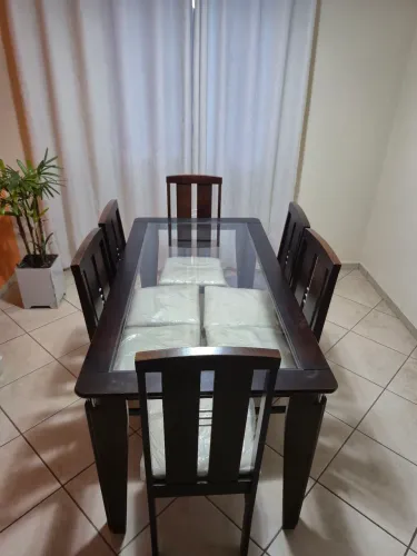 Urgente, valor para retirar hoje!! Mesa com tampo de vidro e 6 cadeiras em madeira maciça!