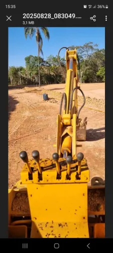 Máquina retroescavadeira